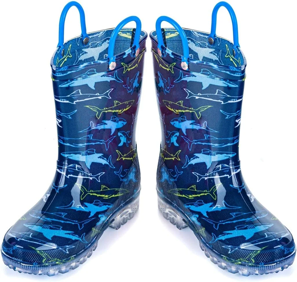 چکمه بارانی پسرانه HugRain، کفش ضد آب چاپی و سبک وزن با طرح کوسه آبی دوست داشتنی و دسته های آسان پوشیدن (سایز 5، آبی)