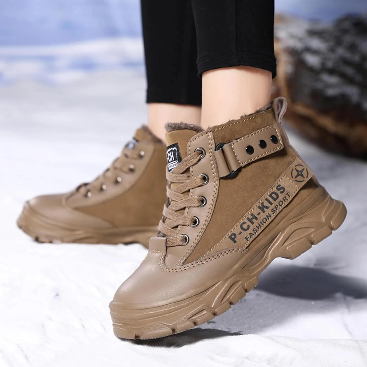 نیم بوت ساق دار بچگانه جیروت، دارای خز مصنوعی گرم، مناسب پیاده روی و فعالیت های خارج از منزل، کفش ورزشی ساق بلند پسرانه و دخترانه، کفش زمستانی