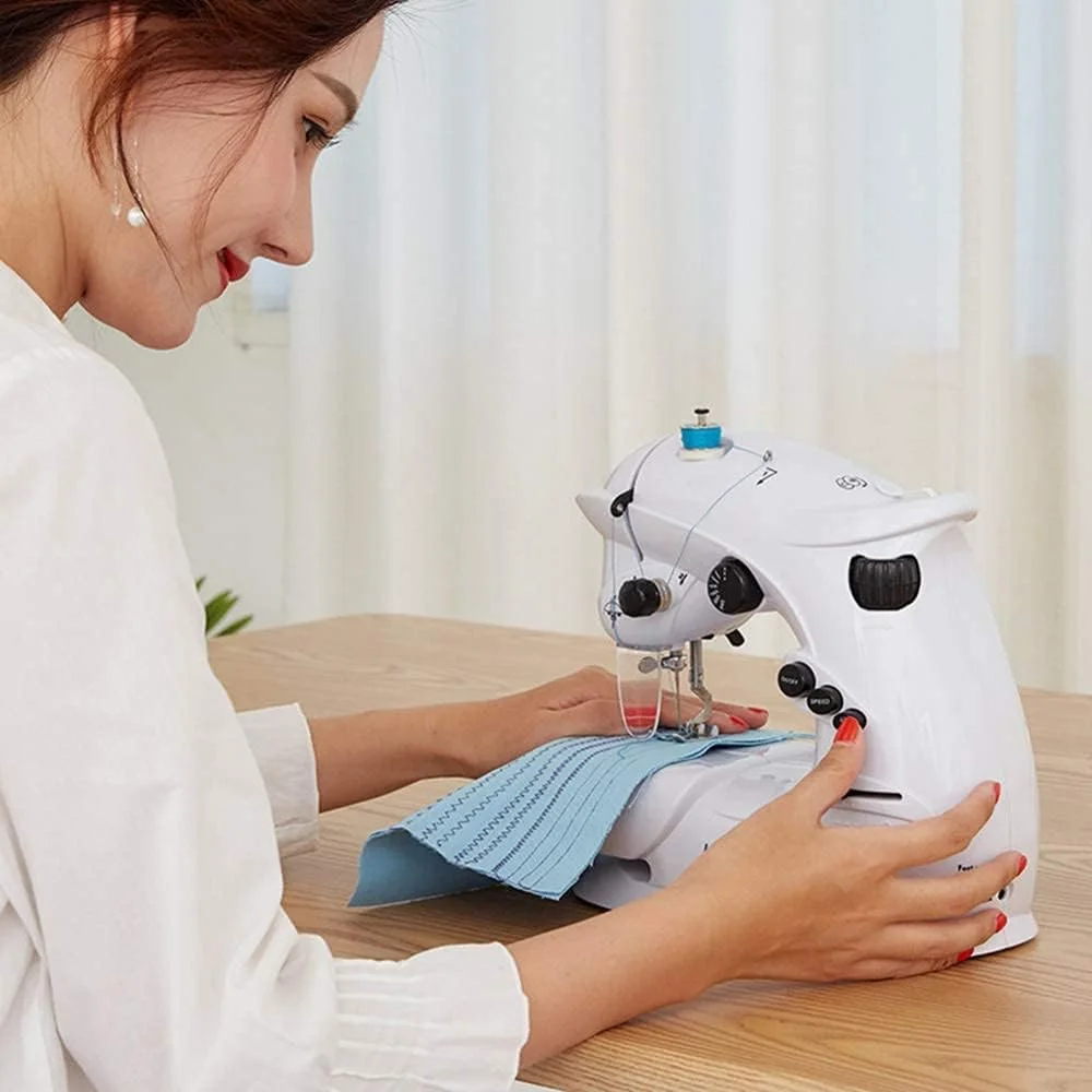 چرخ خیاطی کوچک قابل حمل AJWYSOI با 7 طرح دوخت، مدل های دستی و پدالی، دستگاه تعمیرات خانگی DIY ابزار دستی خیاطی برای بزرگسالان برای ماشین های خیاطی پارچه و لباس