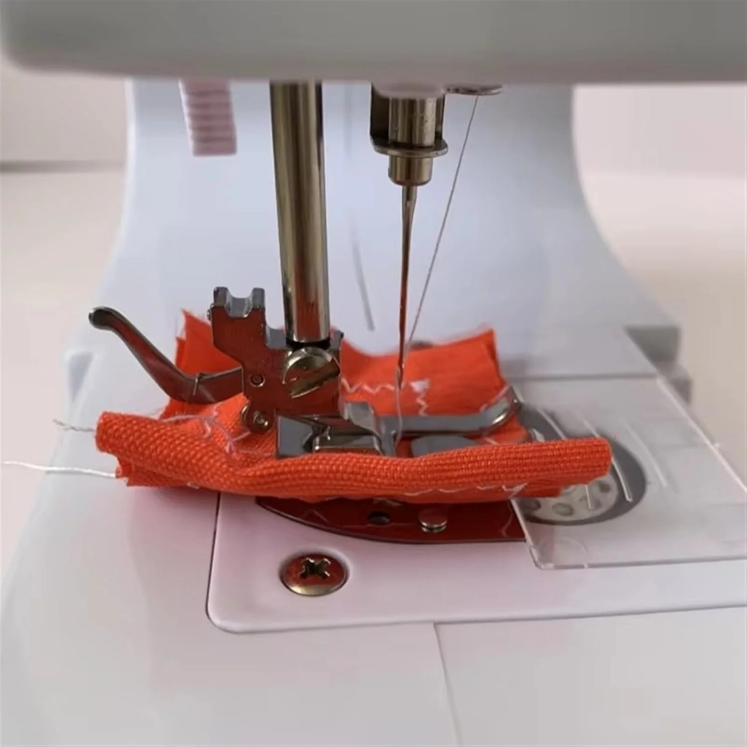 چرخ خیاطی، چرخ خیاطی برقی قابل حمل برای مبتدیان با 12 طرح دوخت، چراغ LED، پدال پا، دوخت دو نخ، خیاطی آسان چرخ خیاطی، چرخ خیاطی برقی قابل حمل برای مبتدیان با 12 طرح دوخت، چراغ LED، پدال پا، دوخت دو نخ، خیاطی آسان