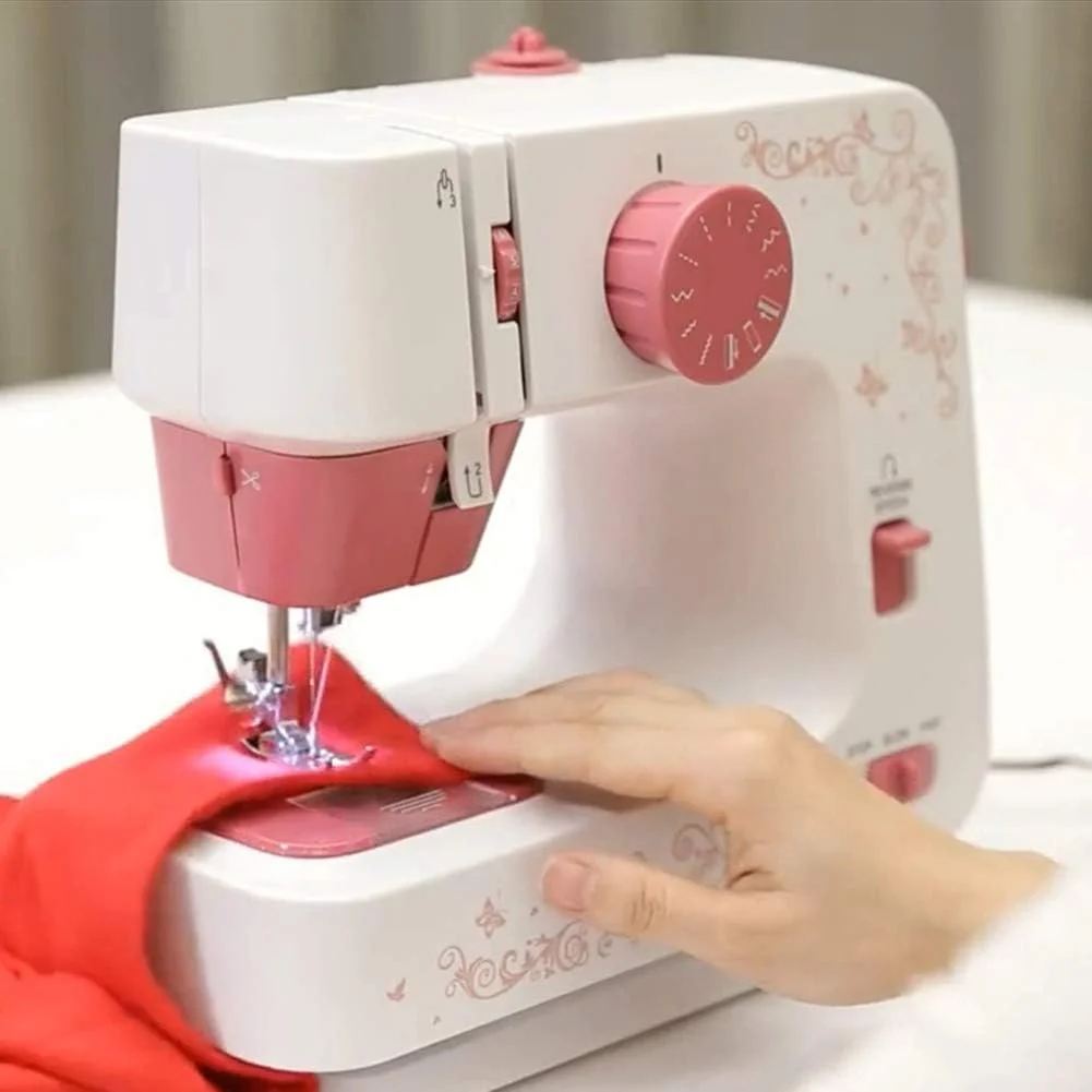 چرخ خیاطی، چرخ خیاطی برقی خانگی قابل حمل با 12 نوع دوخت مختلف، کاربری آسان برای پارچه، لباس، مسافرت های خانگی چرخ خیاطی، چرخ خیاطی برقی خانگی قابل حمل با 12 نوع دوخت مختلف، کاربری آسان برای پارچه، لباس، مسافرت های خانگی