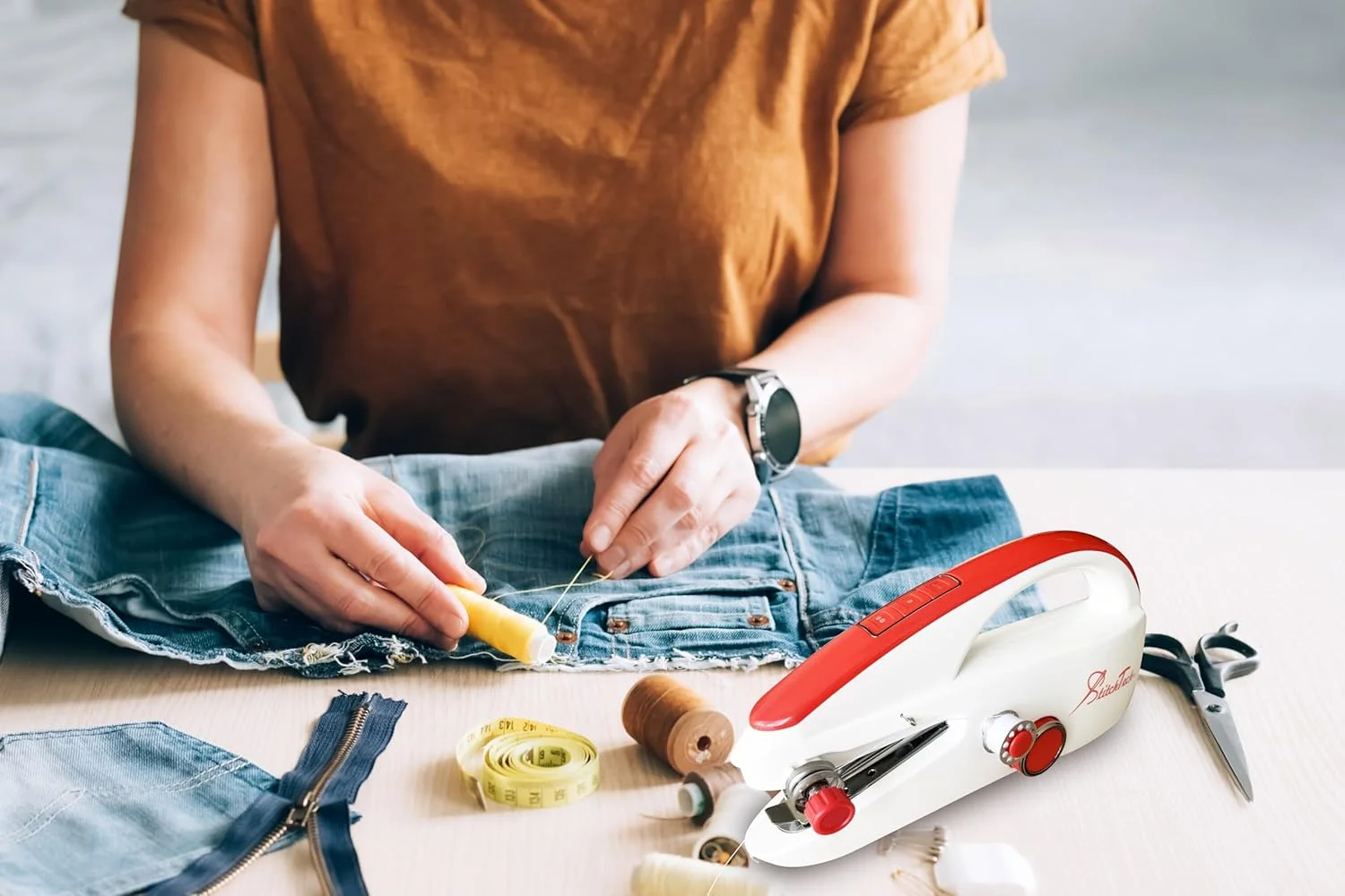 چرخ خیاطی دستی مینی قابل حمل StitchTech - جمع و جور، سبک وزن، با USB-C یا باتری کار می کند و استفاده از آن برای تعمیرات سریع و کاردستی در حال حرکت آسان است چرخ خیاطی دستی مینی قابل حمل StitchTech - جمع و جور، سبک وزن، با USB-C یا باتری کار می کند و استفاده از آن برای تعمیرات سریع و کاردستی در حال حرکت آسان است