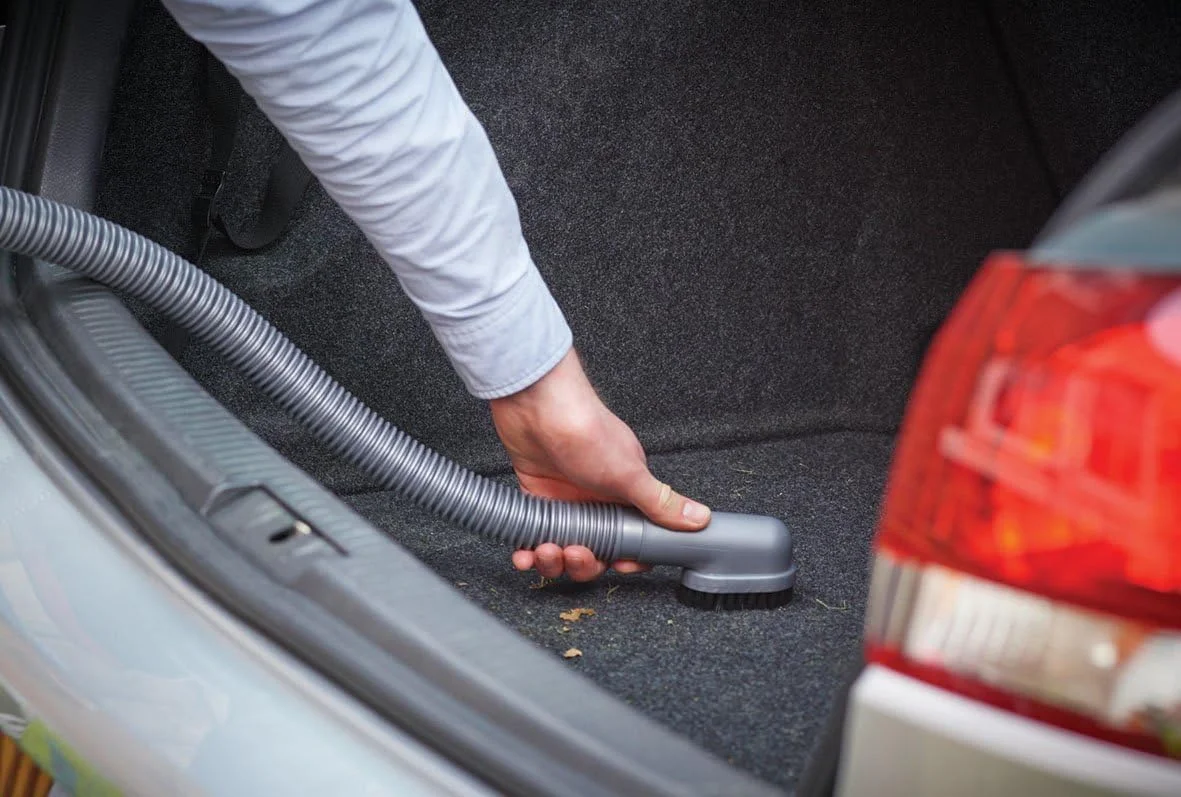 جاروبرقی خودرو بلک اند دکر ADV1200 با ولتاژ 12 ولت به همراه برس، آداپتور اتصال به فندکی خودرو و کابل 5 متری