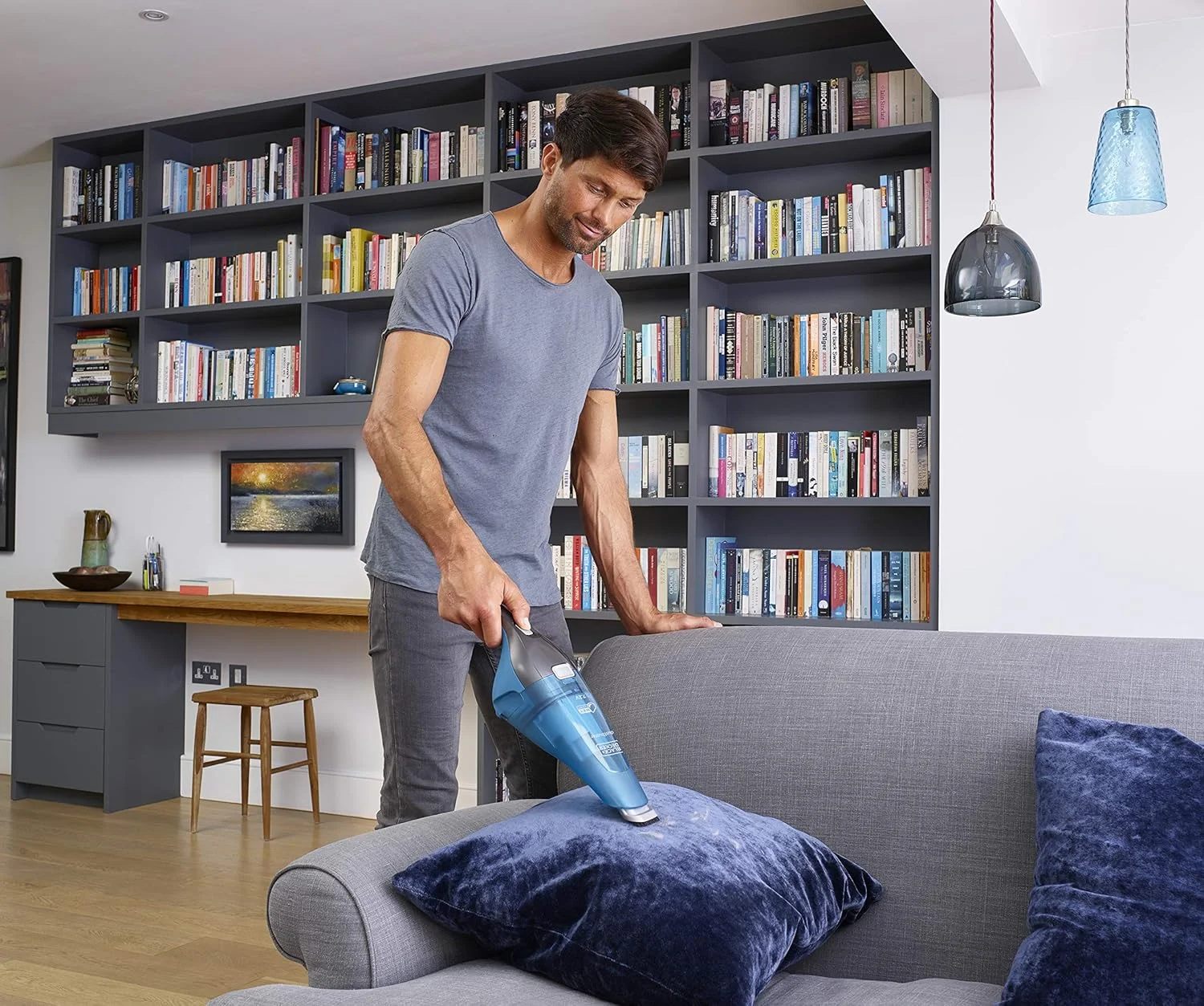 جاروبرقی دستی شارژی تر و خشک بلک اند دکر، باتری لیتیوم یونی 7.2 ولت 1.5 آمپر ساعت با پایه شارژ، 385 میلی لیتر، قدرت مکش 14 وات هوا، آبی - Wdc215Wa-B5