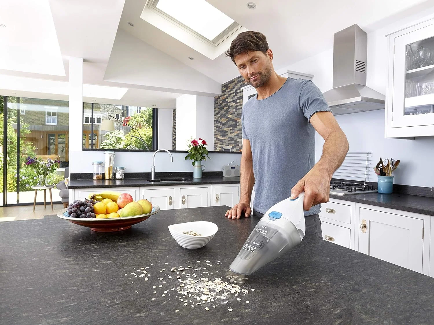 جاروبرقی دستی شارژی بلک اند دکر 3.6 ولت با باتری لیتیوم-یون 1.5 آمپر ساعت، قدرت مکش 8AW، ظرفیت مخزن 325 میلی لیتر، برای تمیز کردن سریع و آسان مدل NVC115JL-B5