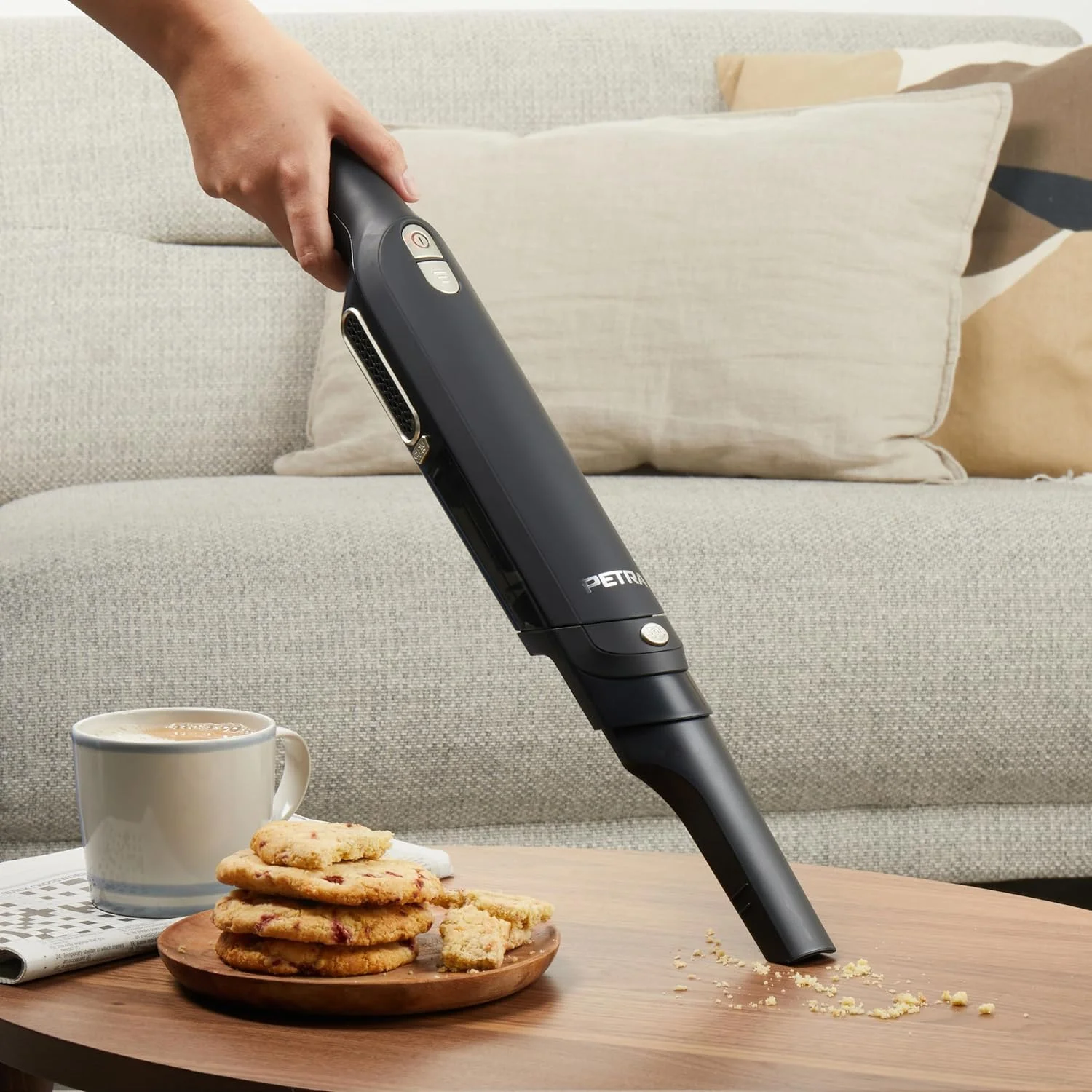 جاروبرقی دستی پترا مدل PF01111VDE - برس موتوری بدون سیم برای موی حیوانات خانگی، پایه شارژ و نگهداری رومیزی، فیلتر HEPA، دارای لوازم جانبی، سبک وزن، 2 سرعت، مخزن گرد و غبار 100 میلی لیتری