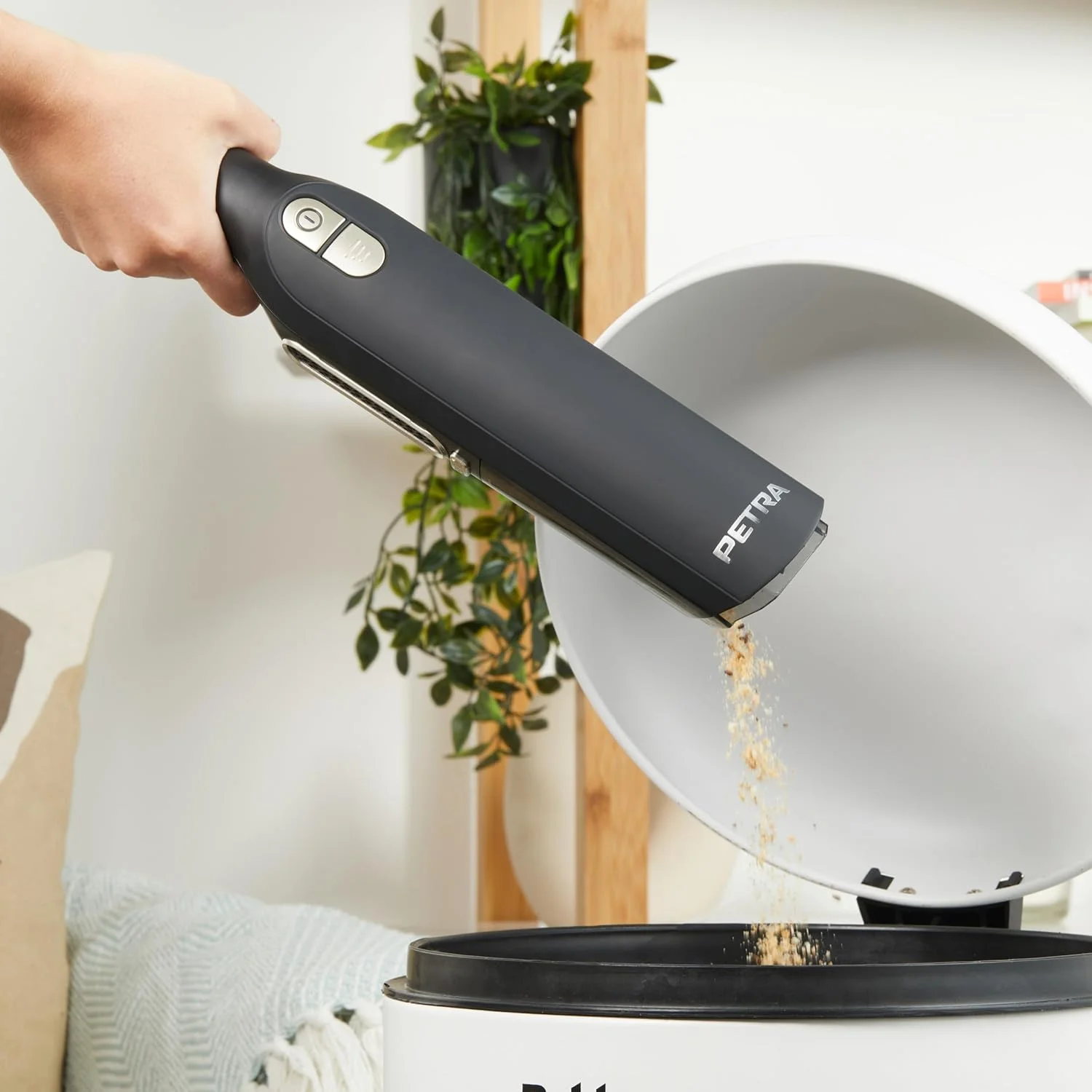 جاروبرقی دستی پترا مدل PF01111VDE - برس موتوری بدون سیم برای موی حیوانات خانگی، پایه شارژ و نگهداری رومیزی، فیلتر HEPA، دارای لوازم جانبی، سبک وزن، 2 سرعت، مخزن گرد و غبار 100 میلی لیتری