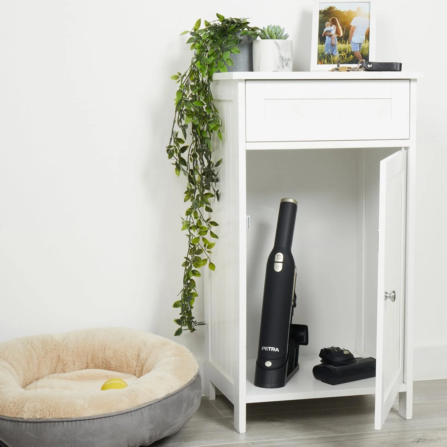 جاروبرقی دستی پترا مدل PF01111VDE - برس موتوری بدون سیم برای موی حیوانات خانگی، پایه شارژ و نگهداری رومیزی، فیلتر HEPA، دارای لوازم جانبی، سبک وزن، 2 سرعت، مخزن گرد و غبار 100 میلی لیتری جاروبرقی دستی پترا مدل PF01111VDE - برس موتوری بدون سیم برای موی حیوانات خانگی، پایه شارژ و نگهداری رومیزی، فیلتر HEPA، دارای لوازم جانبی، سبک وزن، 2 سرعت، مخزن گرد و غبار 100 میلی لیتری