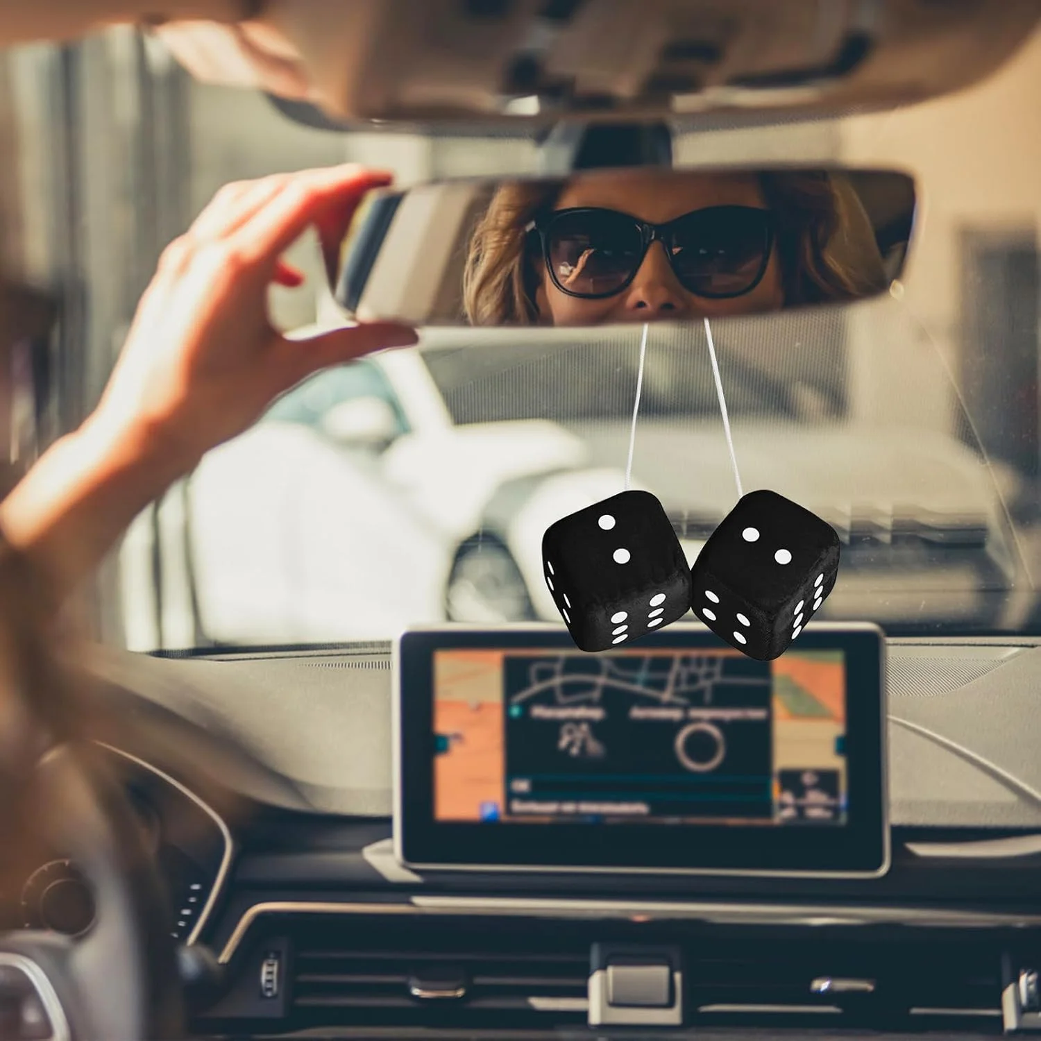 تاس های فازی DIVINA VITAE برای آینه عقب، تاس های فازی مشکی برای آینه ماشین، یک جفت تاس آویز مربعی مخملی یکپارچهسازی با سفید 7 سانتی متری، لوازم جانبی تزئینی زیبا برای ماشین