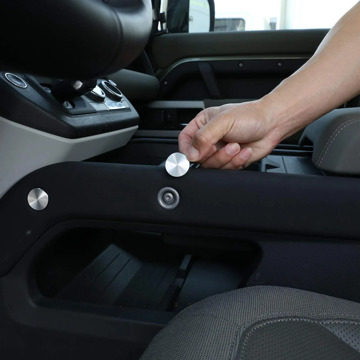 روکش تزئینی نوار کناری کنسول دنده داخلی خودرو از جنس فیبر کربن YIWANG مناسب برای لندرور دیفندر 90 110 2020-2022 (8 عدد روکش محافظ پیچ - نقره ای)