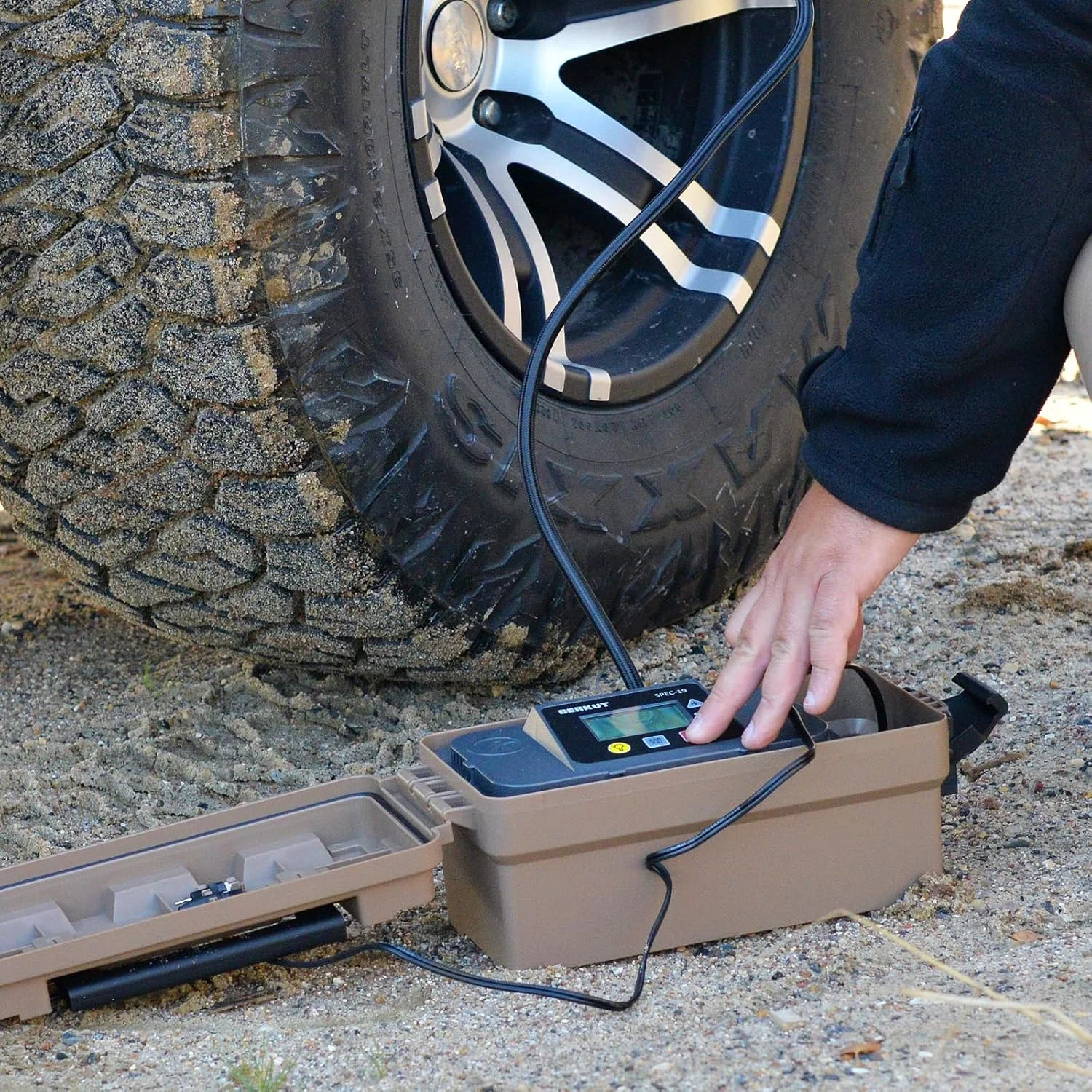 کمپرسور باد خودرو SPEC-19 مناسب خودروهای سواری و آفرود | تنظیم باد و باد کردن تایر قابل حمل | لوازم جانبی ضروری خودرو برای شهر و خارج از جاده | 12 ولت DC