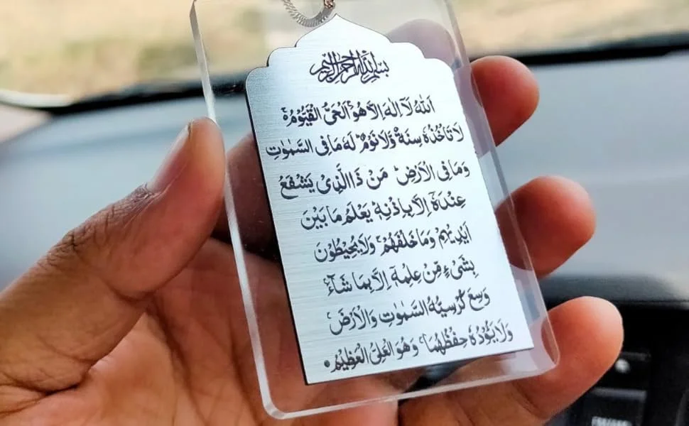 آویز آیه الکرسی اکریلیک اسلامی برای خودرو | اکسسوری معنوی آینه عقب برای محافظت و برکت | هدیه مسلمانان برای داخل خودرو - شفاف و نقره ای آویز آیه الکرسی اکریلیک اسلامی برای خودرو | اکسسوری معنوی آینه عقب برای محافظت و برکت | هدیه مسلمانان برای داخل خودرو - شفاف و نقره ای