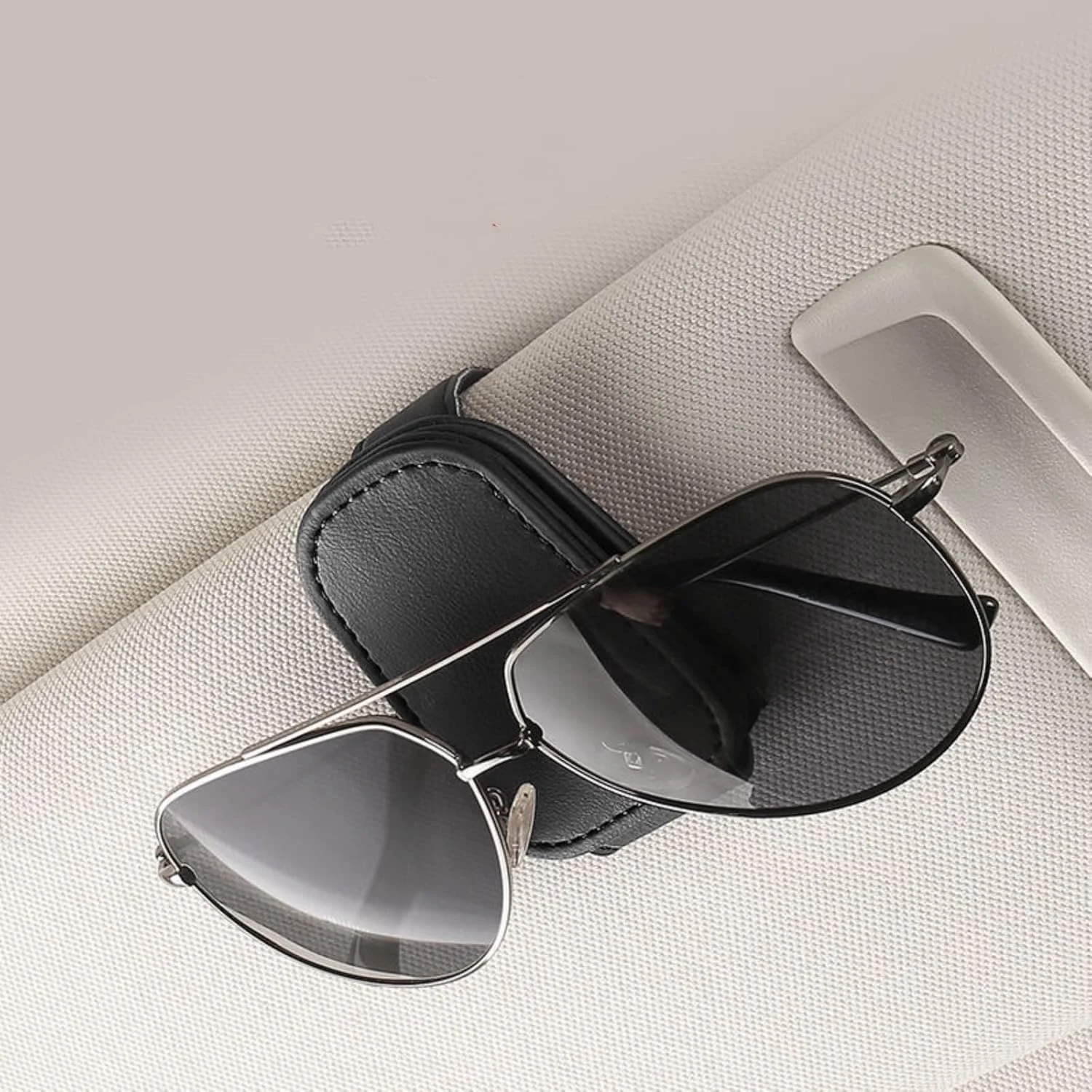 گیره عینک خودرو، جعبه عینک خودرو، آفتاب گیر خودرو، لوازم داخلی خودرو، قاب عینک خودرو، جعبه عینک آفتابی خودرو، گیره صندلی عینک، طراحی گیره پشتی، بسته شدن مغناطیسی، باریک و سبک (مشکی)