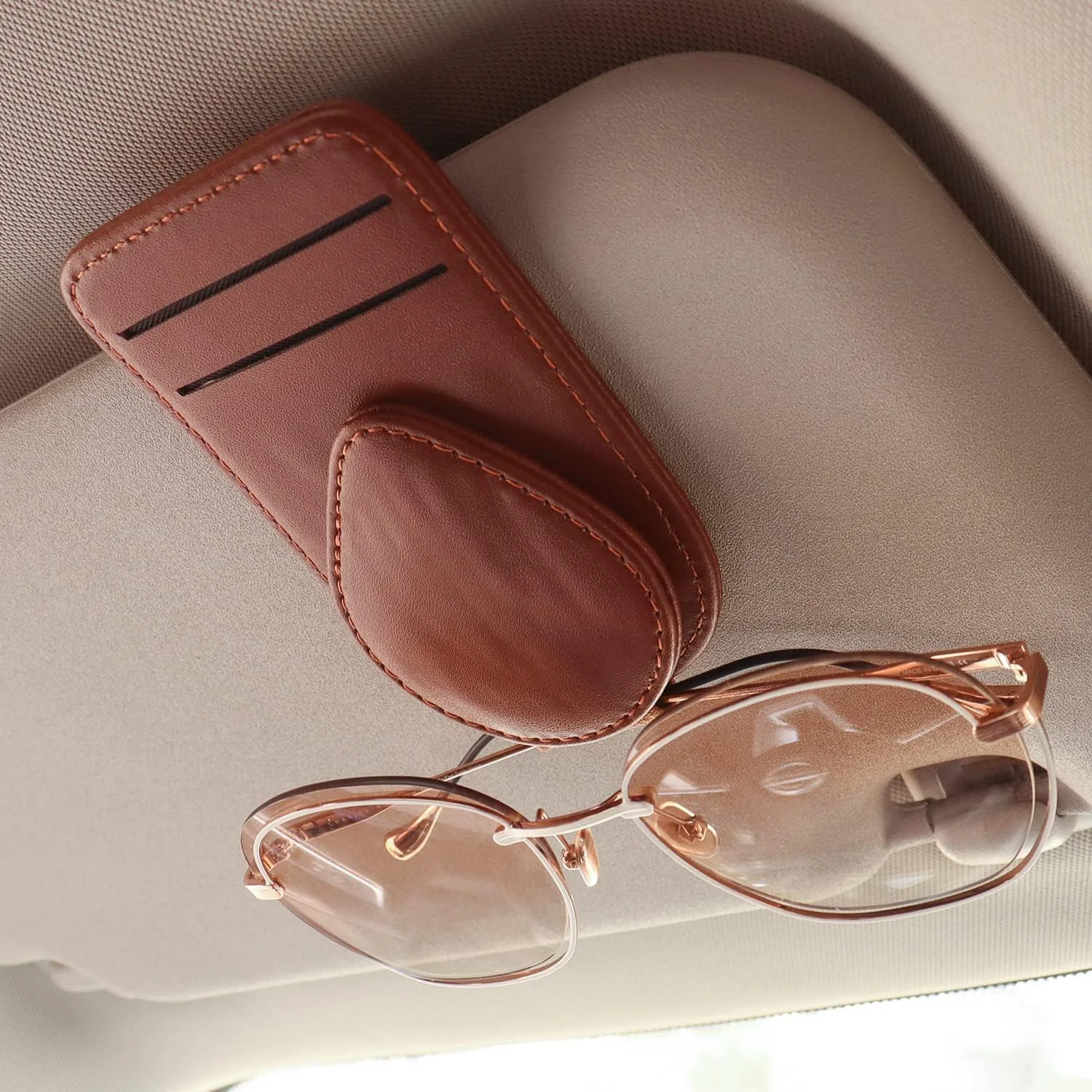 گیره عینک آفتابی Moonmen برای آفتابگیر خودرو، گیره عینک چرمی مغناطیسی برای خودرو، نگهدارنده عینک آفتابی و گیره کارت بلیط برای لوازم جانبی آفتابگیر خودرو (قهوه ای)