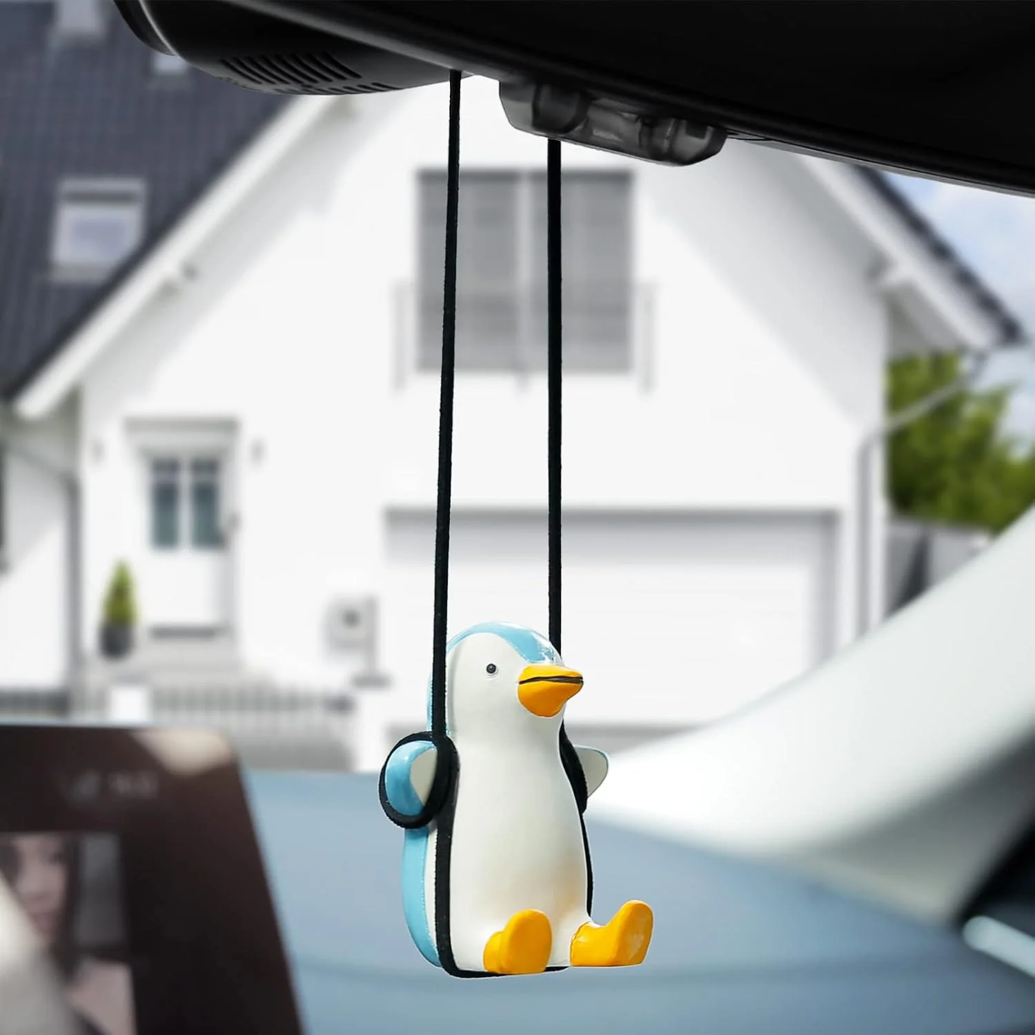 آویز آینه داخل خودرو طرح پنگوئن روی تاب