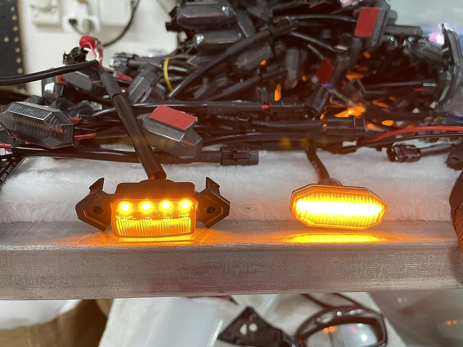 چراغ های ال ای دی جلو پنجره HuaxiaZM، 4 در 1 با سیم کشی ضد آب و فیوز برای خودروهای آفرود جهانی، هر لنز مشکی کاپوت جلو، لوازم جانبی چراغ جلو پنجره کهربایی با 12 عدد مهره لامپ ال ای دی