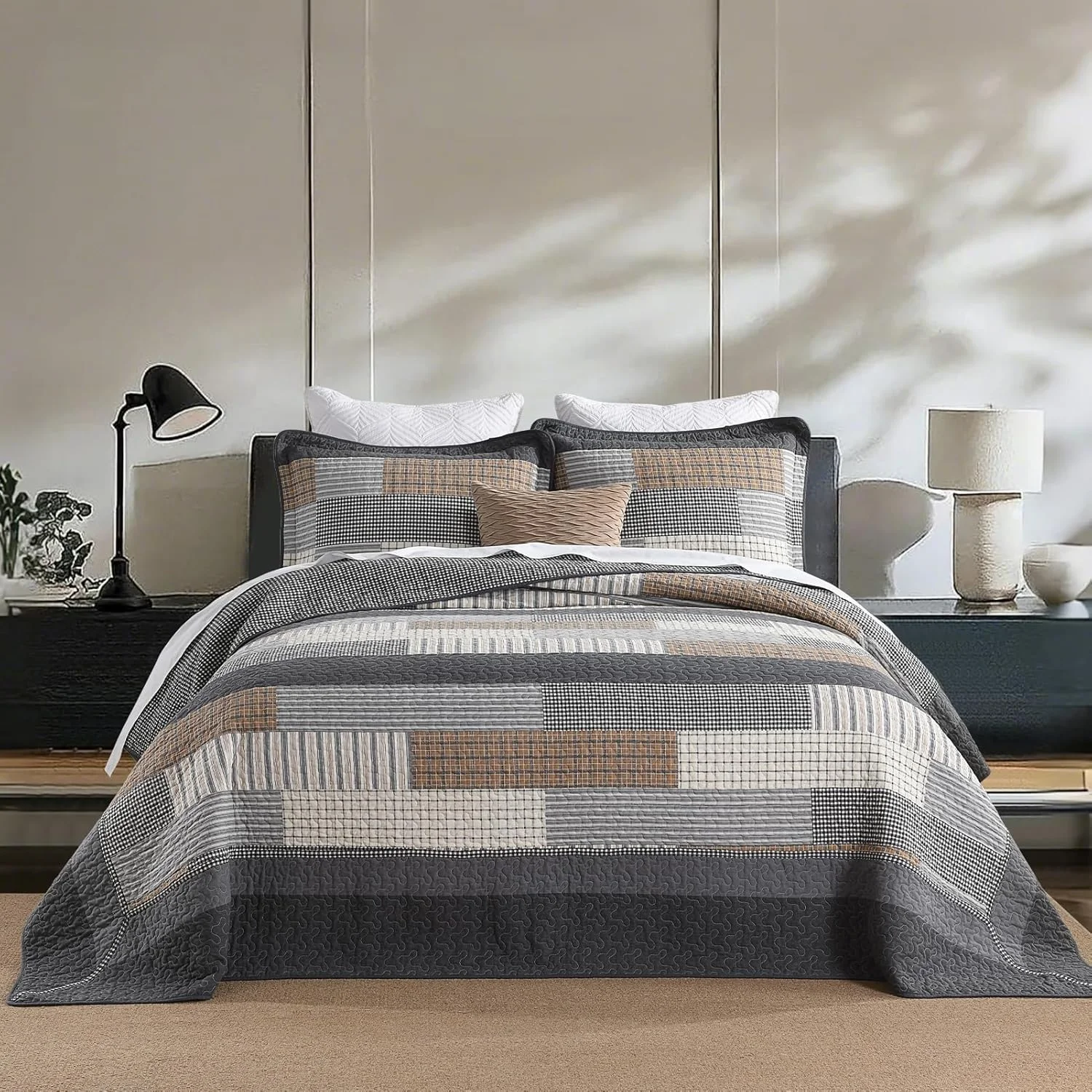 روتختی پنبه‌ای QuiltMuse سایز کینگ 305x305 سانتی‌متر - روتختی کینگ نرم، سبک و بزرگ به همراه 2 روبالشی، ست روتختی لحافی راه‌راه دو رو، روکش تخت سفید/خاکستری/بژ