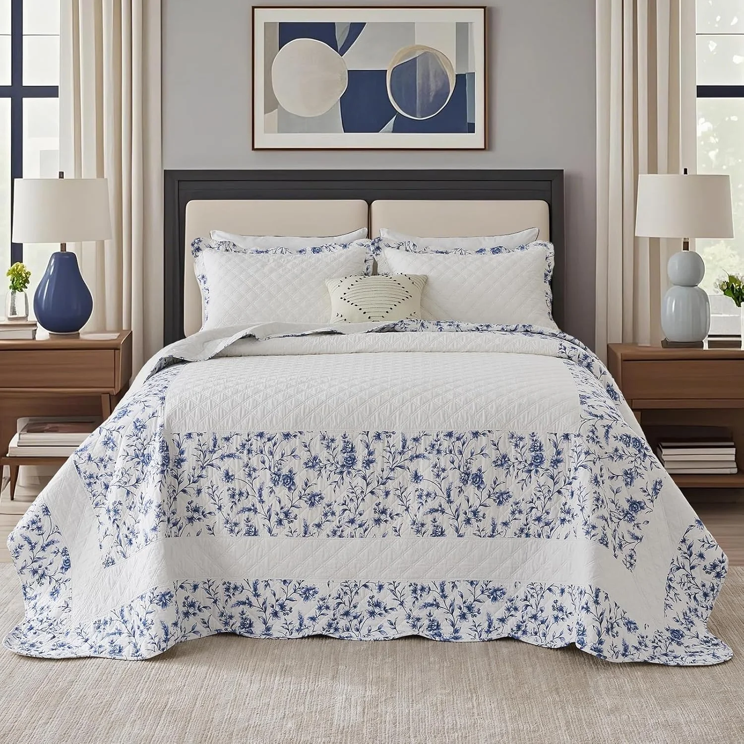 روتختی پنبه‌ای سایز کینگ 305x305 سانتی‌متر - لحاف کینگ سایز نرم و سبک وزن با دو روبالشی، طرح گل‌دار چاپی، رو تختی لحافی 3 تکه، سفید/آبی