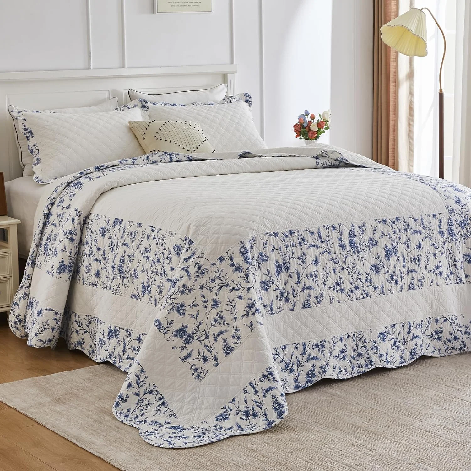 روتختی پنبه‌ای سایز کینگ 305x305 سانتی‌متر - لحاف کینگ سایز نرم و سبک وزن با دو روبالشی، طرح گل‌دار چاپی، رو تختی لحافی 3 تکه، سفید/آبی