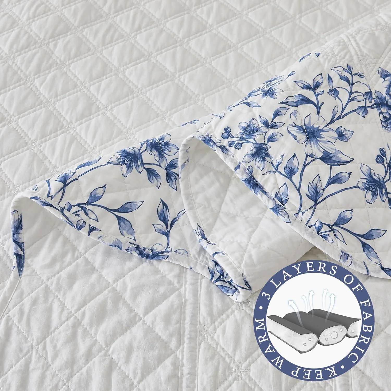 روتختی پنبه‌ای سایز کینگ 305x305 سانتی‌متر - لحاف کینگ سایز نرم و سبک وزن با دو روبالشی، طرح گل‌دار چاپی، رو تختی لحافی 3 تکه، سفید/آبی
