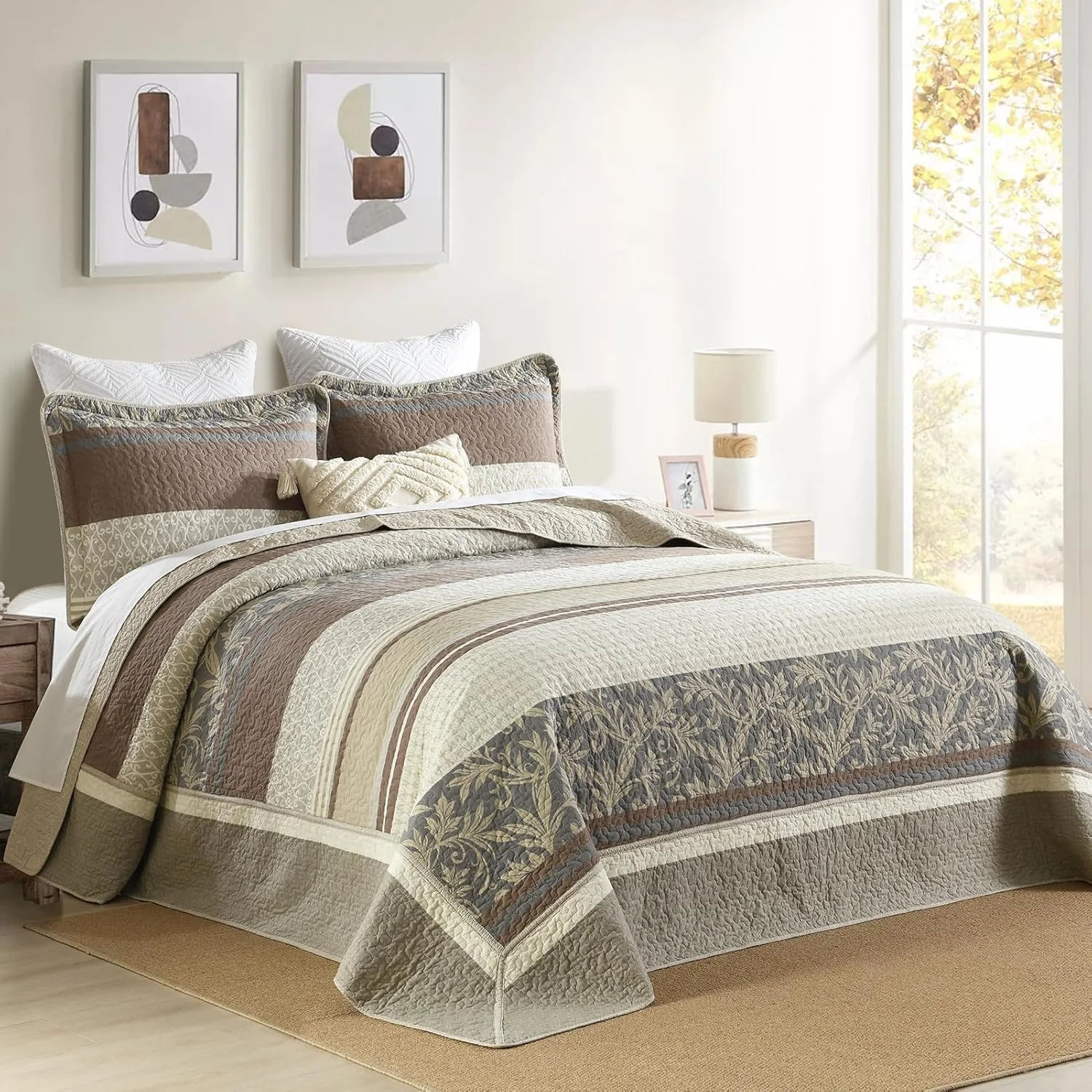 روتختی کینگ سایز طرح خانه روستایی 305x305 سانتی‌متر - لحاف کینگ سایز پنبه‌ای 100% سبک وزن به همراه 2 روبالشی، رو تختی لحاف‌دوزی شده طرح گیاهی راه راه، خاکستری/قهوه‌ای