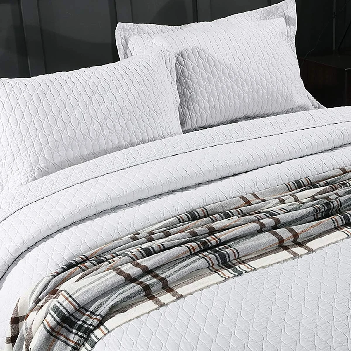 روتختی سفید طرح دار سه تکه دونفره سایز بزرگ پنبه دوزی شده قابل شستشو به همراه 2 روبالشتی مناسب اتاق خواب، 230 در 250 سانتی متر