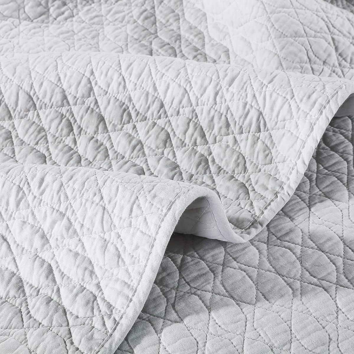 روتختی سفید طرح دار سه تکه دونفره سایز بزرگ پنبه دوزی شده قابل شستشو به همراه 2 روبالشتی مناسب اتاق خواب، 230 در 250 سانتی متر