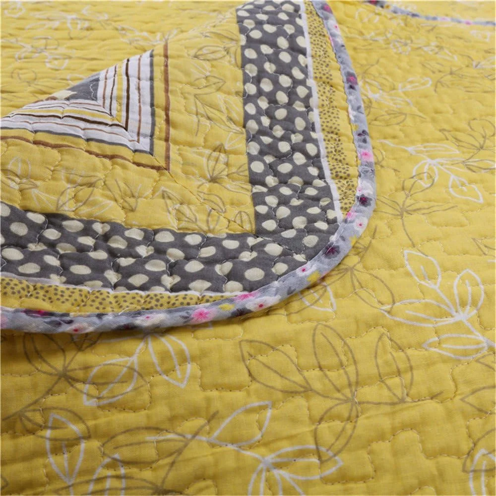 ست روتختی سه تکه خاکستری سایز دو نفره/کینگ با طرح گل های کوچک بژ و تکه دوزی زرد، لحاف پنبه ای 100%