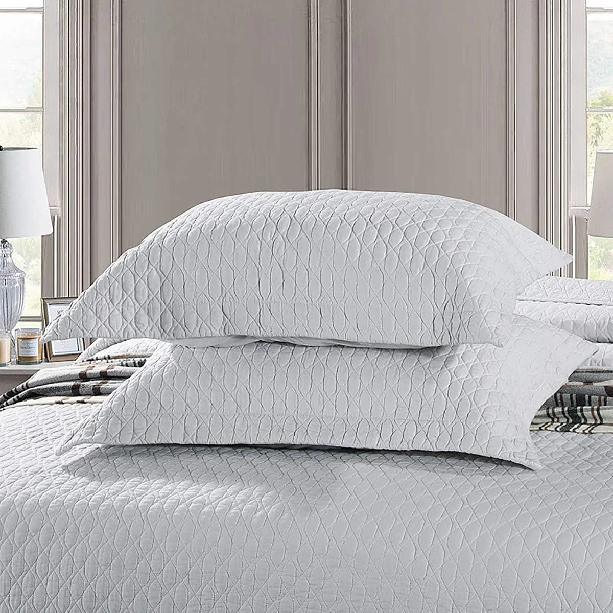 روتختی سفید طرح دار سه تکه دونفره سایز بزرگ پنبه دوزی شده قابل شستشو به همراه 2 روبالشتی مناسب اتاق خواب، 230 در 250 سانتی متر