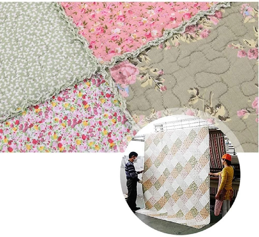 روتختی لحاف‌دوزی شده، ملحفه تخت 3 تکه، طرح گلدار مربعی صورتی به سبک نوردیک با لبه سبز، لحاف پنبه‌ای تکه‌دوزی شده و 2 عدد روبالشتی