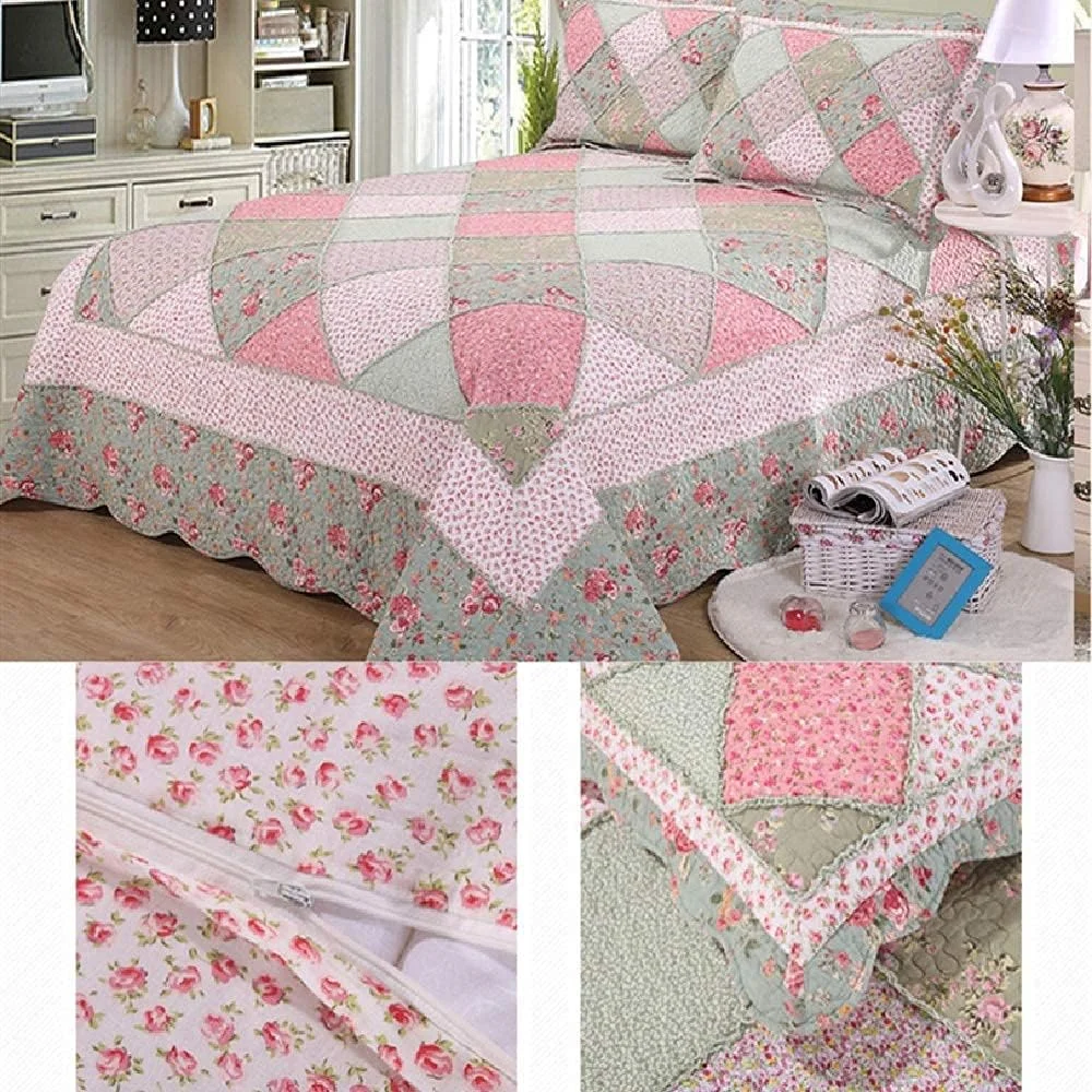 روتختی لحاف‌دوزی شده، ملحفه تخت 3 تکه، طرح گلدار مربعی صورتی به سبک نوردیک با لبه سبز، لحاف پنبه‌ای تکه‌دوزی شده و 2 عدد روبالشتی