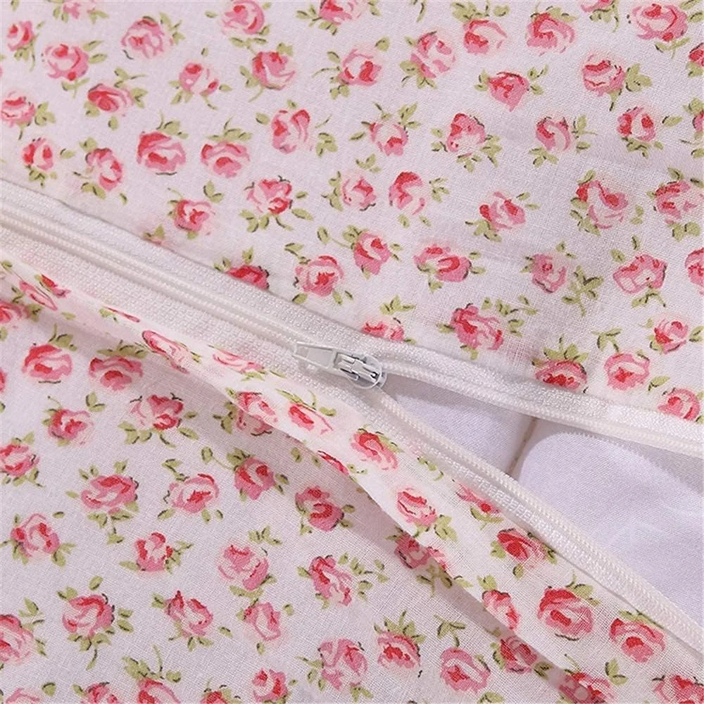 روتختی لحاف‌دوزی شده، ملحفه تخت 3 تکه، طرح گلدار مربعی صورتی به سبک نوردیک با لبه سبز، لحاف پنبه‌ای تکه‌دوزی شده و 2 عدد روبالشتی