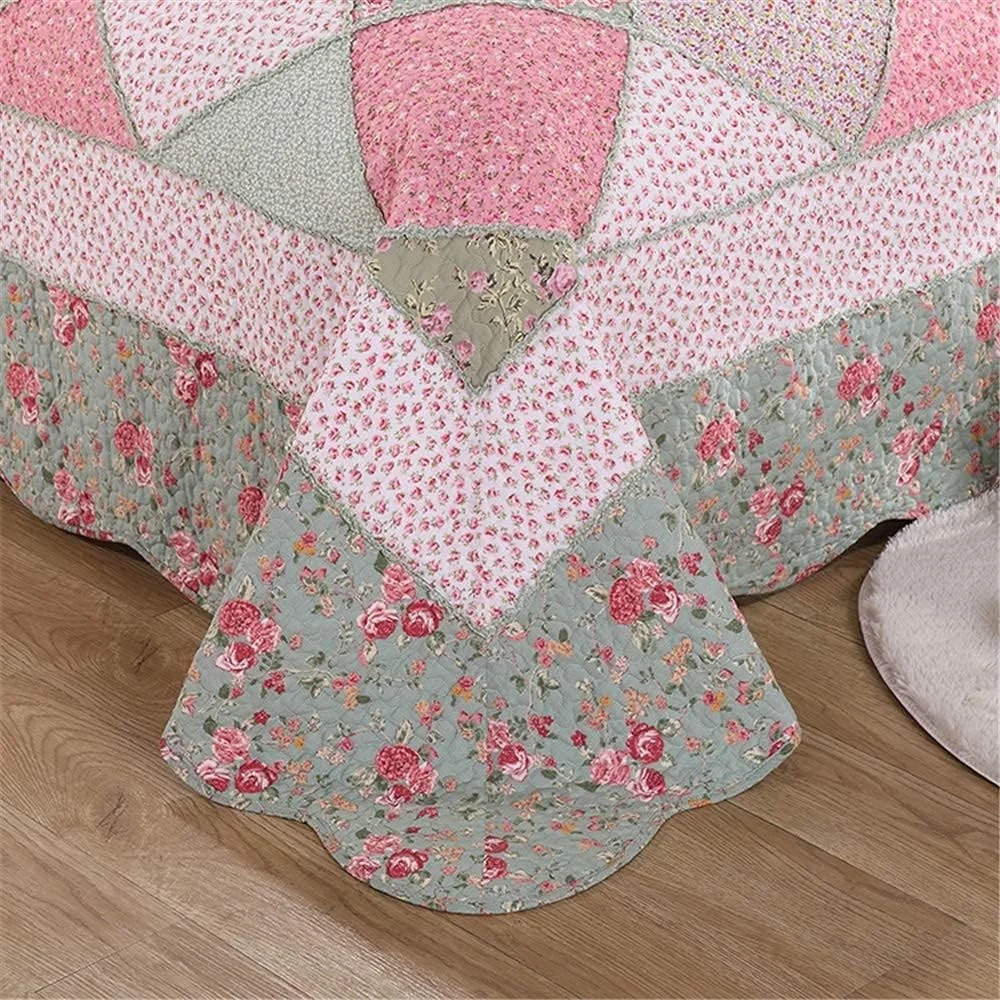 روتختی لحاف‌دوزی شده، ملحفه تخت 3 تکه، طرح گلدار مربعی صورتی به سبک نوردیک با لبه سبز، لحاف پنبه‌ای تکه‌دوزی شده و 2 عدد روبالشتی