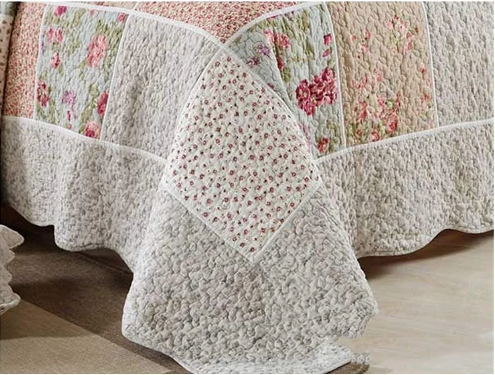 روتختی کینگ سایز طرح دار سه تکه، طرح گلدار زیبا، دو رو، سایز 230x250 سانتی متر، به همراه 2 روبالشتی 50x70 سانتی متر