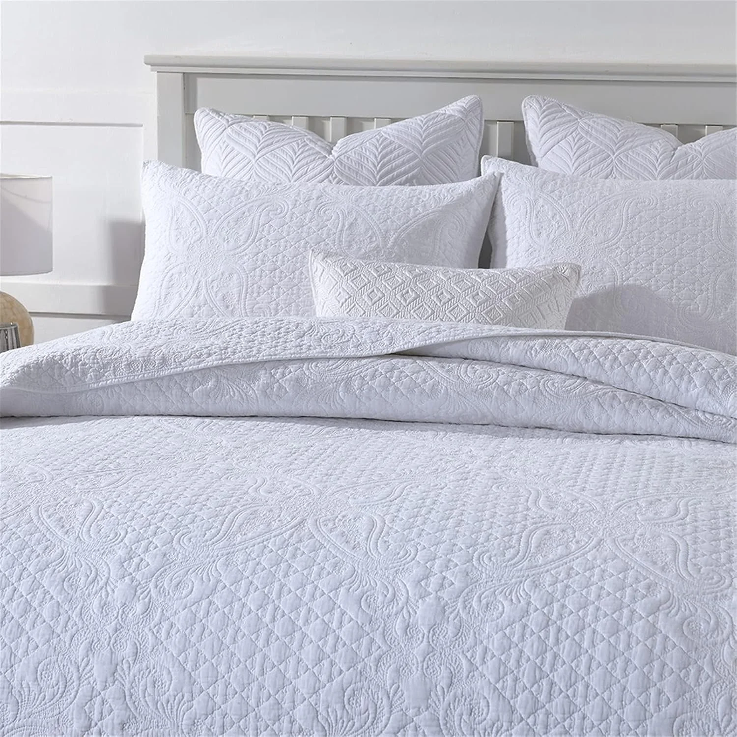 روتختی پنبه‌ای سفید طرح‌دار سه تکه، لحاف روتختی نرم و لطیف با تکه‌دوزی گل‌دار، سایز سوپر کینگ 230x250 سانتی‌متر به همراه 2 روبالشتی 50x70 سانتی‌متر