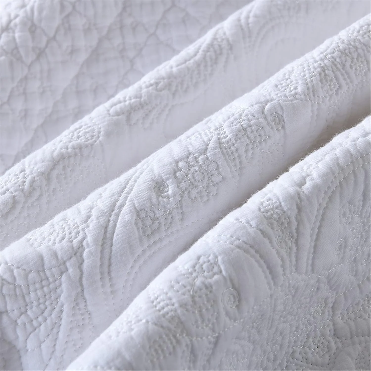 روتختی پنبه‌ای سفید طرح‌دار سه تکه، لحاف روتختی نرم و لطیف با تکه‌دوزی گل‌دار، سایز سوپر کینگ 230x250 سانتی‌متر به همراه 2 روبالشتی 50x70 سانتی‌متر