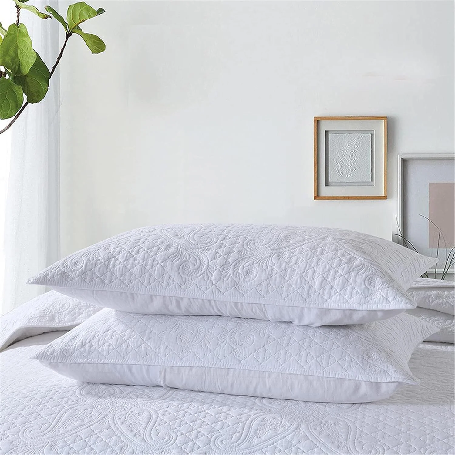 روتختی پنبه‌ای سفید طرح‌دار سه تکه، لحاف روتختی نرم و لطیف با تکه‌دوزی گل‌دار، سایز سوپر کینگ 230x250 سانتی‌متر به همراه 2 روبالشتی 50x70 سانتی‌متر