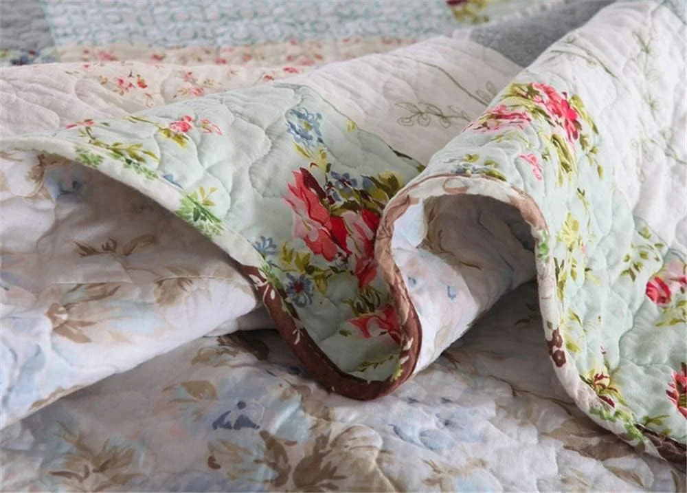 روتختی لحافی سه تکه پنبه ای دست دوز طرح گل های کوچک صورتی، ابعاد 230 * 250 سانتی متر + 50 * 70 سانتی متر (2 عدد) مناسب برای تخت های 150 یا 135 سانتی متر، دو رو