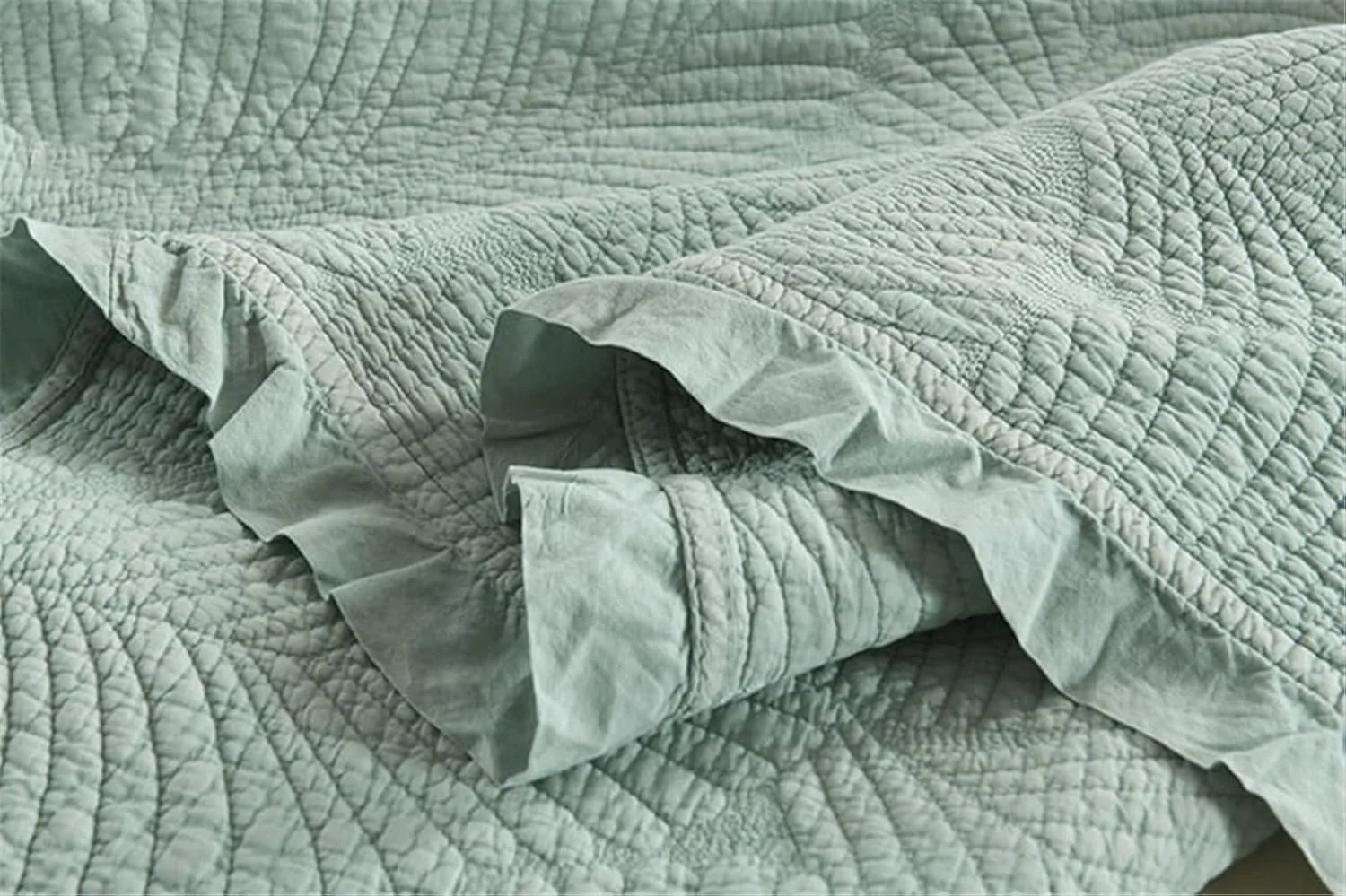 روتختی کینگ سایز طرح دار لبه قارچی، تکه دوزی پنبه ای، طرح نخل برجسته به همراه 2 روبالشتی، نرم و سبک، سایز 230x250 سانتی متر، سفید، صورتی