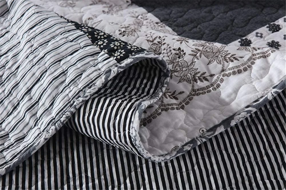 روتختی تکه دوزی دست دوز سه تکه خاکستری سفید طرح دار دو رو سایز 230X250 سانتی متر + 50X70 سانتی متر 2 عدد برای تخت 135 یا 150
