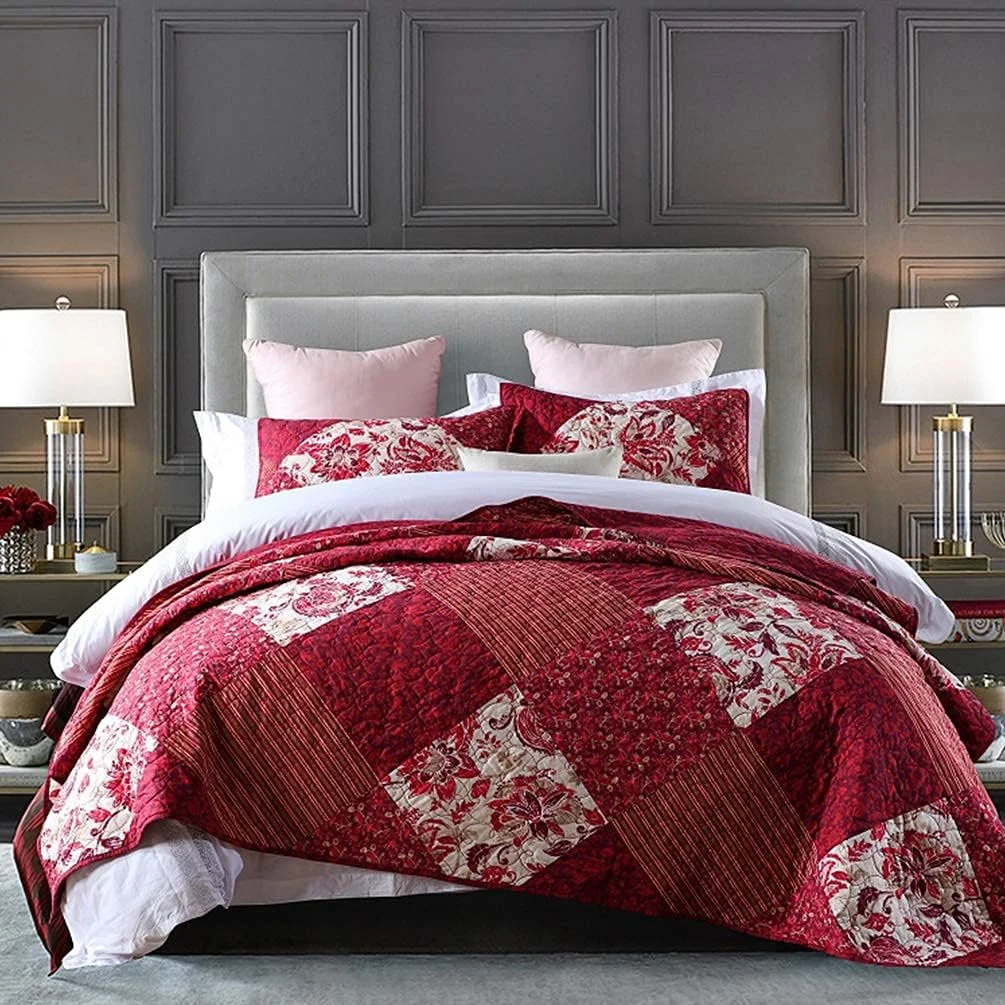 روتختی سه تکه سایز کینگ طرح گلدار قرمز، لحاف تکه دوزی شده سبک وزن، رو تختی دو نفره به همراه 2 روبالشتی، 173 در 218 سانتی متر
