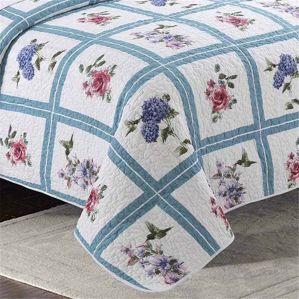 روتختی نرم و لطیف طرح دار 240X260 سانتی متر به همراه 2 روبالشتی، ست ملحفه 3 تکه پنبه ای طرح دار دو رو میکروفایبر پلی استر با طرح گل های آبی و صورتی