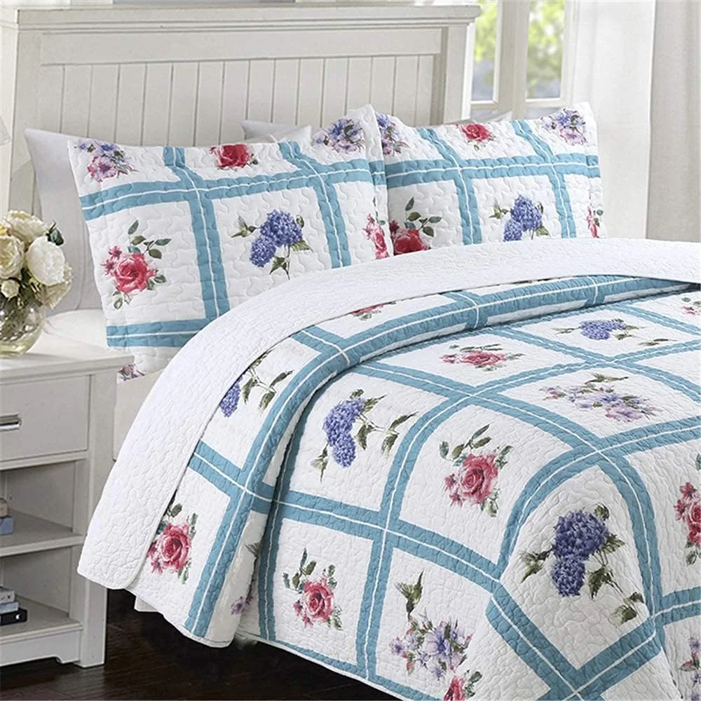 روتختی نرم و لطیف طرح دار 240X260 سانتی متر به همراه 2 روبالشتی، ست ملحفه 3 تکه پنبه ای طرح دار دو رو میکروفایبر پلی استر با طرح گل های آبی و صورتی