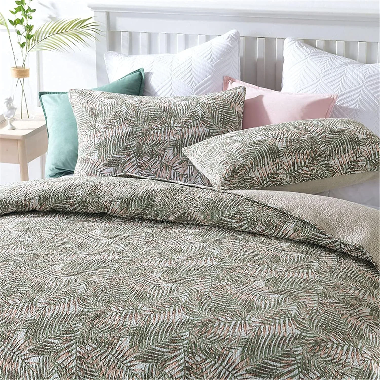 روتختی پنبه‌ای طرح دار سایز دو نفره سه تکه، طرح برگ‌های سوزنی خاکستری، لحاف تکه‌دوزی برگشت‌پذیر، ملحفه تخت طرح قهوه‌ای کلاسیک