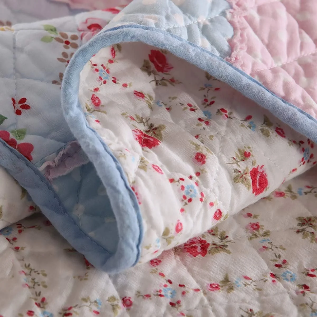 روتختی طرح تکه دوزی شده دو رو، نرم و راحت، با نگهداری آسان مناسب تمام فصول، رو تختی چند منظوره به همراه 2 روبالشی، 230 در 250 سانتی متر روتختی طرح تکه دوزی شده دو رو، نرم و راحت، با نگهداری آسان مناسب تمام فصول، رو تختی چند منظوره به همراه 2 روبالشی، 230 در 250 سانتی متر