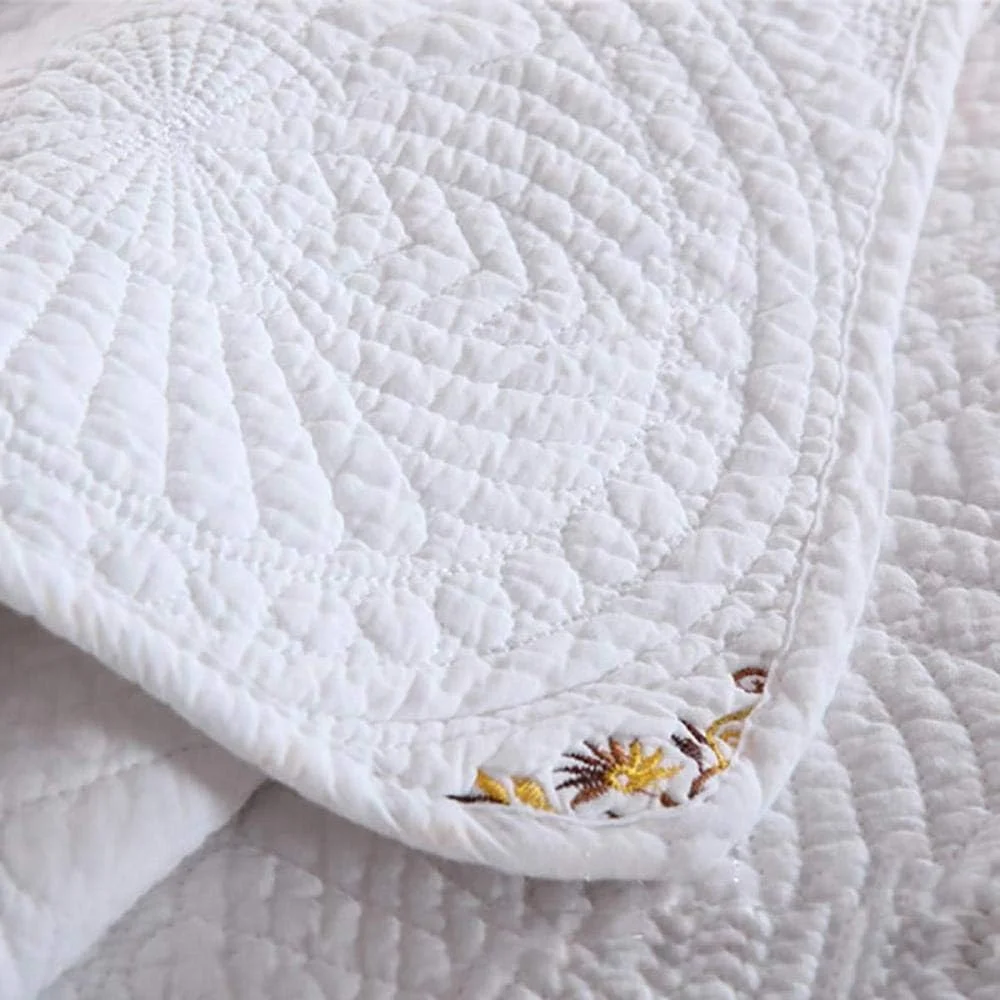 ست لحاف سه تکه سفید طرح دار سایز کینگ 230 در 250 سانتی متر، لحاف نخی سبک و گرم با طرح گل برجسته به همراه 2 روبالشتی 50 در 70 سانتی متر، سفید E-230X250cm