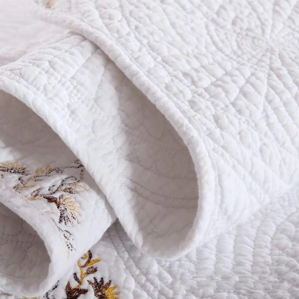 ست لحاف سه تکه سفید طرح دار سایز کینگ 230 در 250 سانتی متر، لحاف نخی سبک و گرم با طرح گل برجسته به همراه 2 روبالشتی 50 در 70 سانتی متر، سفید E-230X250cm