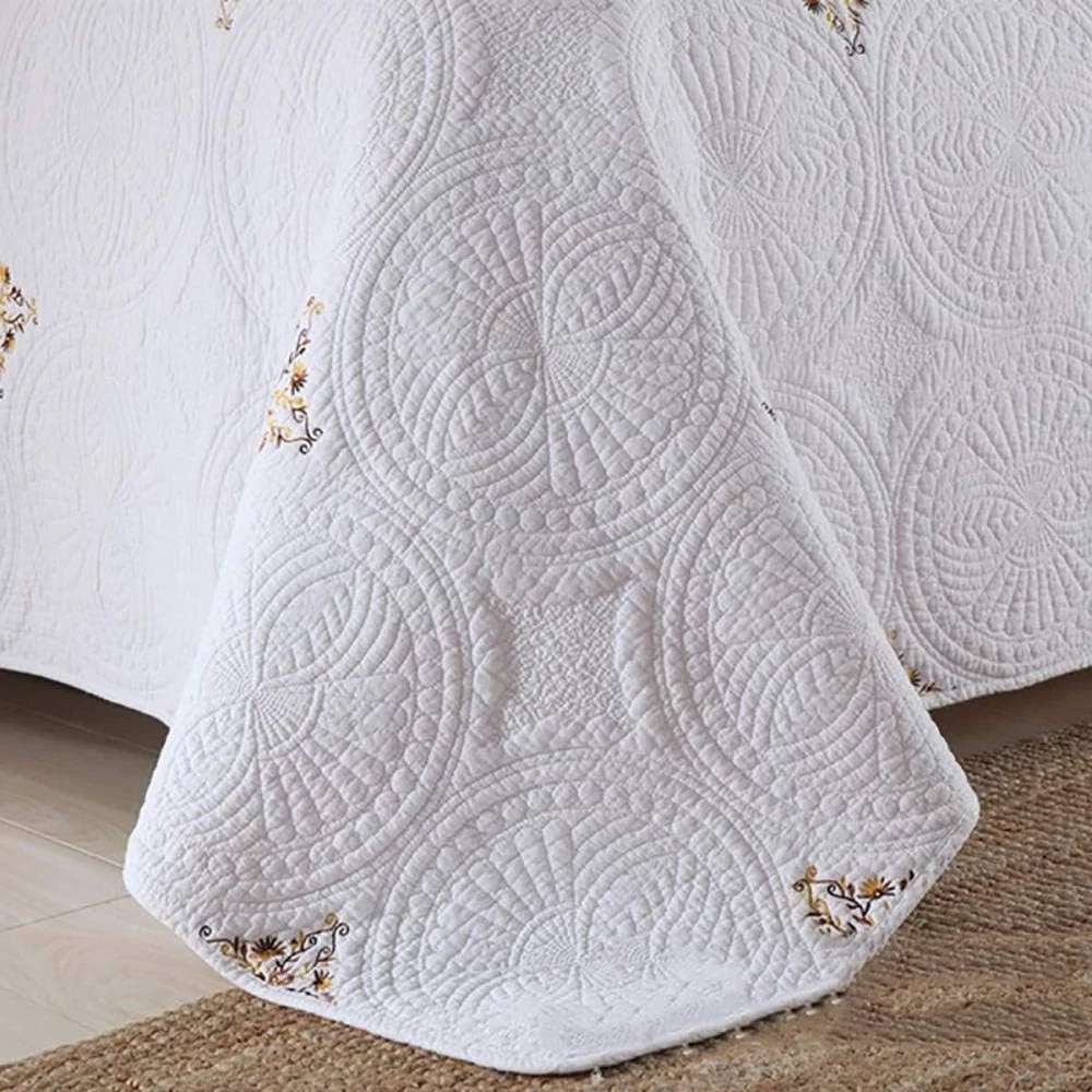 ست لحاف سه تکه سفید طرح دار سایز کینگ 230 در 250 سانتی متر، لحاف نخی سبک و گرم با طرح گل برجسته به همراه 2 روبالشتی 50 در 70 سانتی متر، سفید E-230X250cm