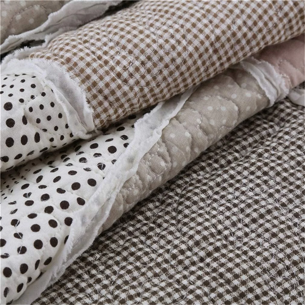 روتختی نخی طرح تکه دوزی قهوه ای ۲۳۰ در ۲۵۰ سانتی متر، مناسب تخت دو نفره، به همراه ۲ روبالشی