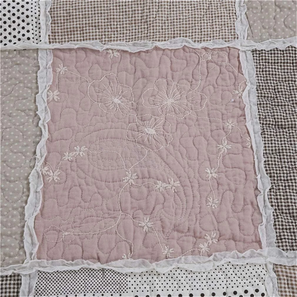 روتختی نخی طرح تکه دوزی قهوه ای ۲۳۰ در ۲۵۰ سانتی متر، مناسب تخت دو نفره، به همراه ۲ روبالشی